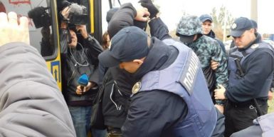 Потасовка на Новом мосту: полиция применила силу к активистам (фото и подробности)