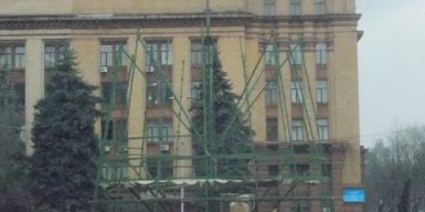 В Днепре монтируют главную елку города: фото