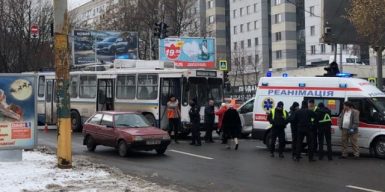 В Днепре столкнулись троллейбус и авто: есть жертвы