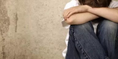 Три роки катувань у прийомній родині: на Прикарпатті начальниці служби у справах дітей оголосили підозру за службову недбалість