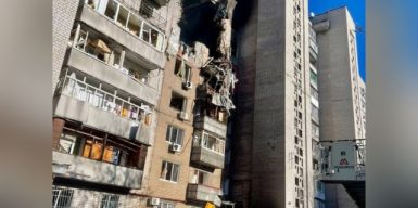 Нічна атака на Дніпро: у місті постраждали щонайменше 13 будинків, знищено оселі у під’їзді багатоповерхівки