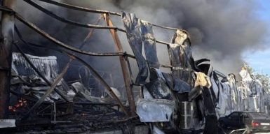 Ворог атакував склади у передмісті Дніпра: виникла пожежа, є поранені
