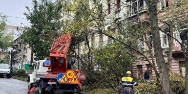 У Дніпрі протягом ночі й ранку комунальники продовжували ліквідовувати наслідки удару дронами
