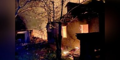 Вночі ворог атакував три райони Дніпропетровської області БпЛА, артилерією та КАБами: поранено шестеро людей