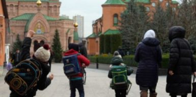 На території столичного монастиря діє підпільна школа, де вчать дітей по радянським підручникам