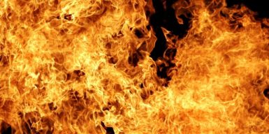 В центре Днепра по загадочным причинам загорелось заброшенное здание: фото, видео