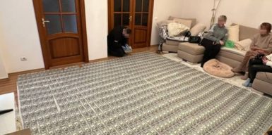 Завідувачка відділення та сімейна лікарка “заробляли” на фіктивній інвалідності: під час обшуків у них вилучили майже мільйон гривень, сотні тисяч доларів і ювелірку