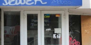 В прифронтовом Днепре бомбоубежища заняли магазины и тату-салоны: фото