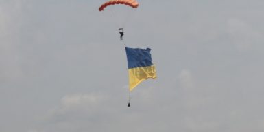 Гопак у небі, повітряні кульбіти та запальні танці: на Дніпропетровщині відбулось масштабне авіашоу