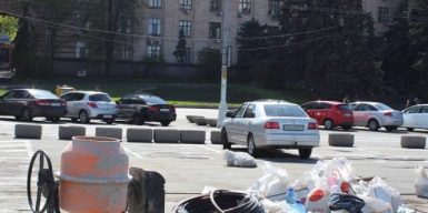 Фотофакт: на парковке в центре Днепра устанавливают паркоматы