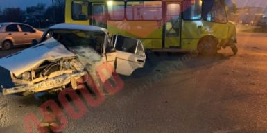 В Днепре ВАЗ столкнулся со служебным автобусом: четверо пострадавших