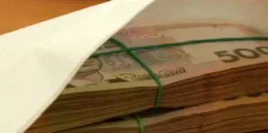 На Дніпропетровщині посадовці Держпродспоживслужби та викладач вишу “продавали” посвідчення тракториста