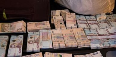 Хабар у 2 млн грн: у лісництві “Центрального лісового офісу” викрито масштабну незаконну вирубку деревини