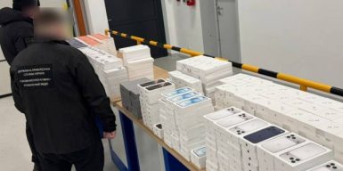 Контрабанда Apple на 35 мільйонів: на кордоні з Польщею виявили гаджети у днищі буса