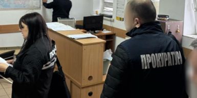 Львівські митники попалися на хабарях за “безперешкодний” ввіз авто
