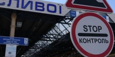 Посадовець Львівської митниці брав хабарі за безперешкодне вивезення незадекларованої валюти