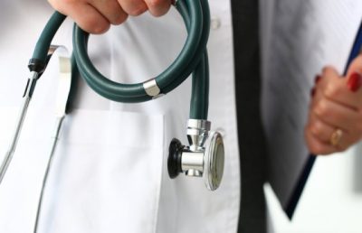 Вимагав 30 тисяч у пораненого бійця: у Києві викрили лікаря, який наживався на безкоштовній операції