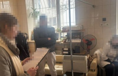 Медпрацівники лікарні у Дніпровському районі оформляли інвалідність чоловікам за хабарі