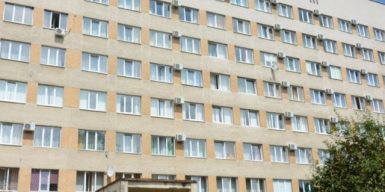 300% “ковідних” надбавок для ліфтерів та водіїв: посадовицю лікарні підозрюють у розтраті 1,6 млн грн
