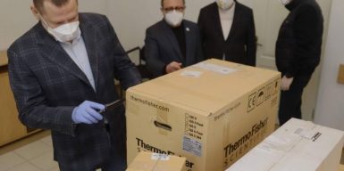 Коронавирус в Днепре: мэр передал в областную лабораторию новое оборудование (фото, видео)