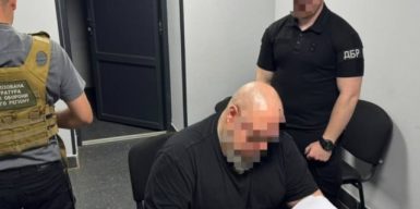 Фейкові “бойові” на 2,35 мільйона: на Донеччині викрили керівників медслужби та їхню підлеглу