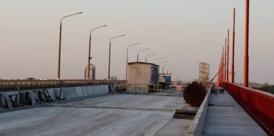 На Новом мосту в Днепре начали укладывать асфальт: видео