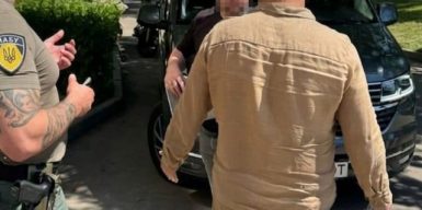 Tesla та десятки тисяч доларів за закриття справи: на Кіровоградщині викрили експрокурорів-хабарників