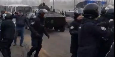 На Полтавщине местные устроили стычки с полицией, чтобы не пустить эвакуированных из Китая: фото, видео