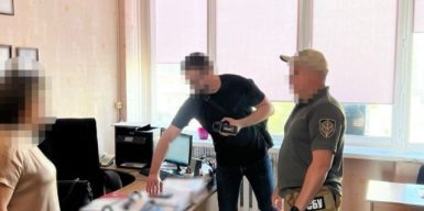 У Дніпрі декан та завідувачка кафедри вимагали хабар від студента за поновлення на навчанні та складання заборгованості