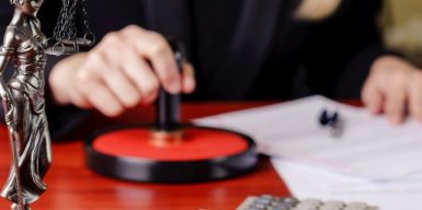 У Дніпрі слідчі поліції повідомили про підозру нотаріусу, яка незаконно переоформила нерухомість