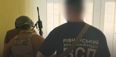 На Рівненщині ексначальник районного ТЦК спільно з головою благодійного фонду вимагав 6 тисяч доларів за сприяння у знятті з розшуку