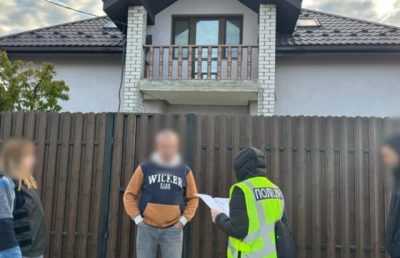 Нацполіція провела 44 обшуки у посадовців ТЦК у 16 регіонах: вилучено автівки Tesla та мільйони готівки