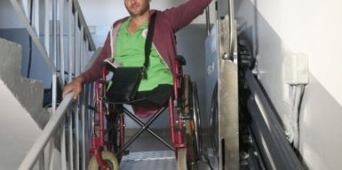 Перший у місті: у Дніпрі для ветерана з інвалідністю встановили унікальний електропідйомник