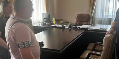 Збитки на 2,5 мільйона гривень: трьом посадовцям митниці оголошено підозру