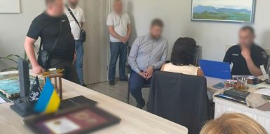Реєстраторка ЦНАП незаконно переоформила землі під Києвом на 31 мільйон гривень на приватну фірму