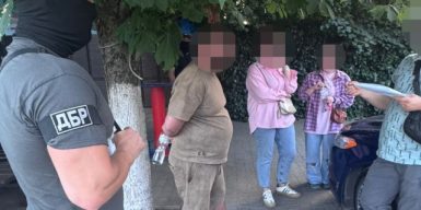 Шантажували СЗЧ-шників бойовими розпорядженнями: на Одещині затримали військового та іноземця за вимагання $8,5 тисяч