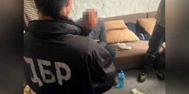 Обіцяв “витягнути” із СІЗО та допомогти із судом за 100 тисяч доларів: ДБР та СБУ за вимагання хабаря затримали адвоката