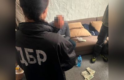 Обіцяв “витягнути” із СІЗО та допомогти із судом за 100 тисяч доларів: ДБР та СБУ за вимагання хабаря затримали адвоката