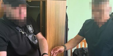 Вимагав хабарі навіть у поранених бійців: у лікаря з Рівного вилучили понад 2 мільйони гривень