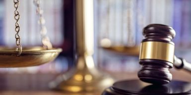 Почесна відставка: українці довічно утримуватимуть суддю, який приховав мільйони дружини