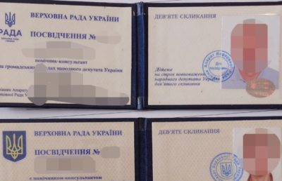 Помічники нардепів обіцяли за 30 тисяч доларів оформити виїзд за кордон та підроблені документи, після чого зникали з грошима
