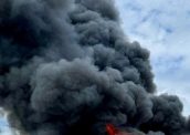 Ворог атакує Дніпро та Дніпровський район ракетами та безпілотниками: є поранені, горять склади АТБ