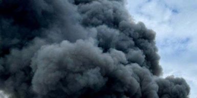Ворог атакує Дніпро та Дніпровський район ракетами та безпілотниками: є поранені, горять склади АТБ
