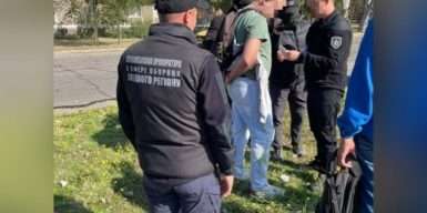 На Дніпропетровщині затримали прикордонника, який вимагав $5 000 за службу в тилу