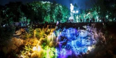 В Днепре разукрасили водопад: видео