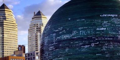 В Днепре вандалы изувечили шар на набережной: фото