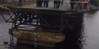 Облсовет: мост на Днепропетровщине обвалился из-за перегруза (видео)