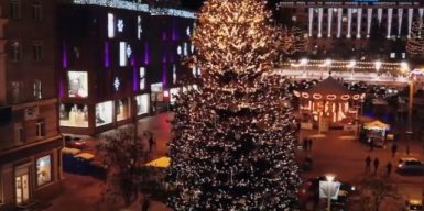 Днепр в преддверии праздников погрузился в новогоднее волшебство: видео