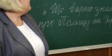В одну зі шкіл Дніпра передали 87 новеньких підручників з польської мови