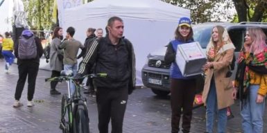 Діти Дніпра влаштували вуличний ярмарок, аби зібрати кошти на допомогу ЗСУ